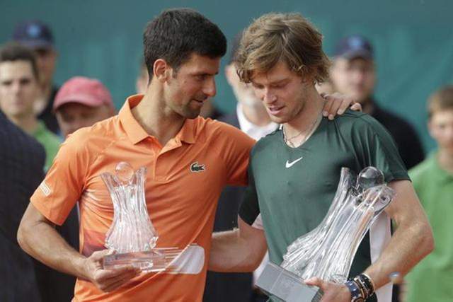 前者以中距 前者以中距